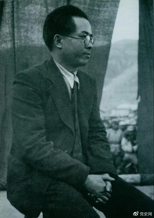 1940年3月26日,任弼時(shí)結(jié)束中共駐共產(chǎn)國(guó)際代表的工作回到延安。圖為他在歡迎大會(huì)上 1940年3月26日,任弼時(shí)結(jié)束中共駐共產(chǎn)國(guó)際代表的工作回到延安。圖為他在歡迎大會(huì)上