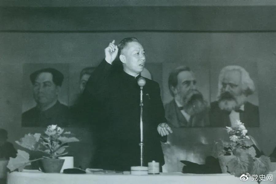 1951年3月28日,劉少奇在第一次全國組織工作會議上作報告。 1951年3月28日,劉少奇在第一次全國組織工作會議上作報告。