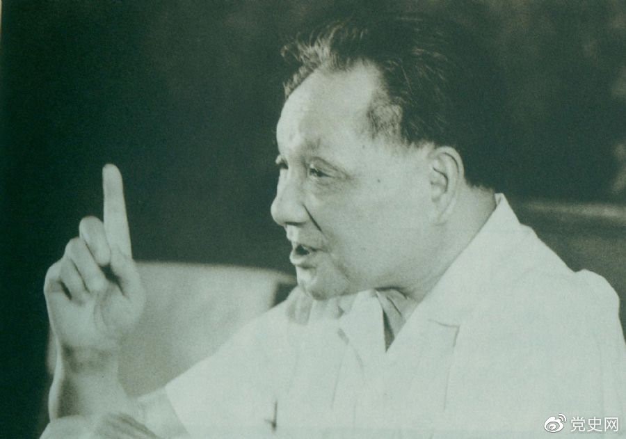1981年6月27日,中共十一屆六中全會(huì)通過(guò)《關(guān)于中華人民共和國(guó)成立以來(lái)黨的若干歷史問(wèn)題的決議》。圖為鄧小平在閉幕會(huì)上發(fā)表講話。
